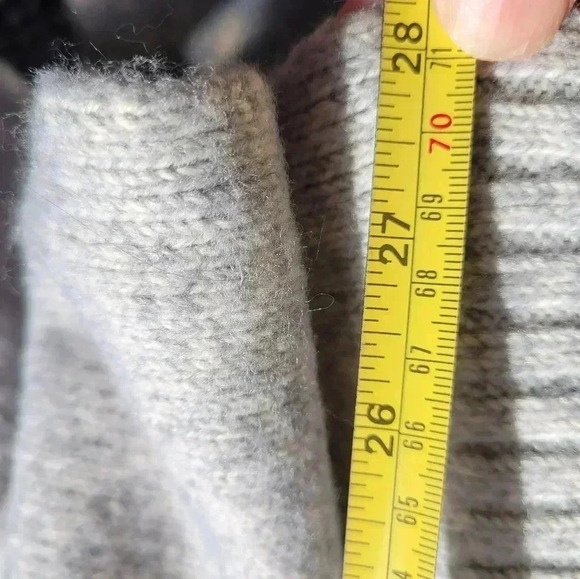 CAbi Nip Sweater With a long shawl extending from hand to shoulder 69×28 - Picture 12 of 12